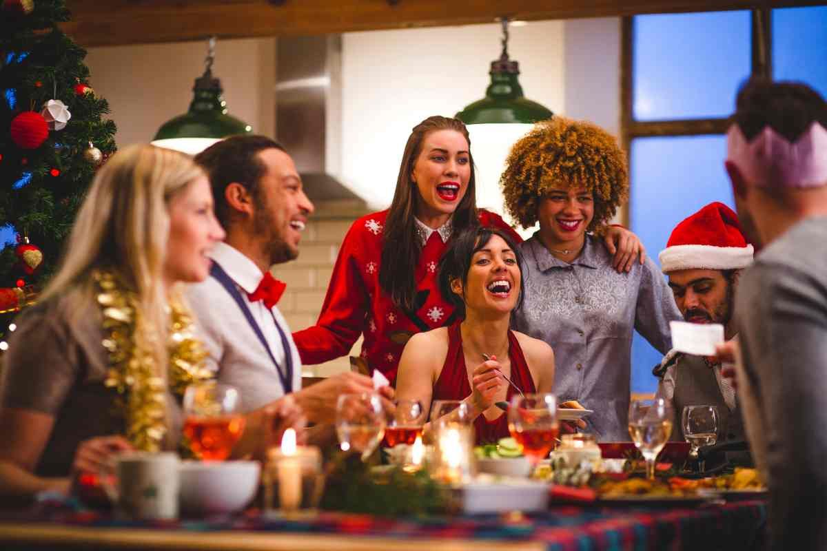 Persone a tavola a Natale