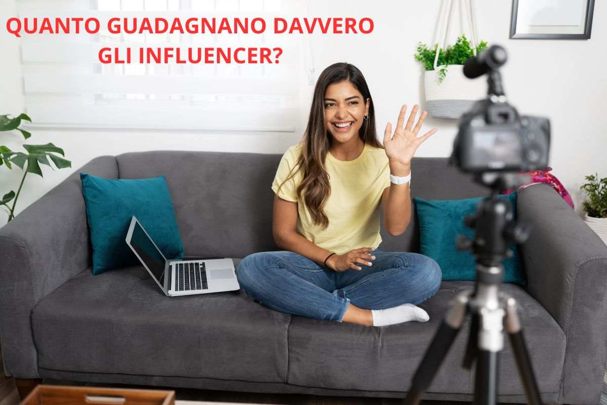 ragazza divano computer